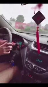 教练车震潜规则人妻，边电话边操