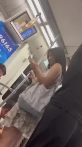 BJ地铁反差学生妹抓拍搭讪直接带回家打桩